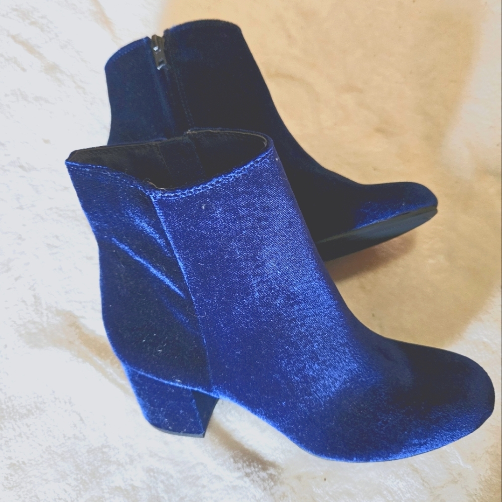 REBEL BY ZIGI, BLUE SUEDE SHOES! Size 5. ANKLE, CHUNK HEEL, SIDE ZIP. NEW!!!